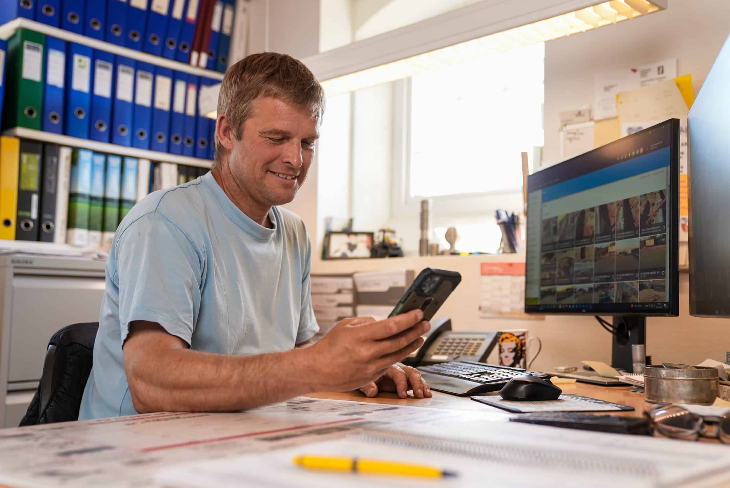 Hans Tobiasen bruger CustomOffice på mobilen og PC