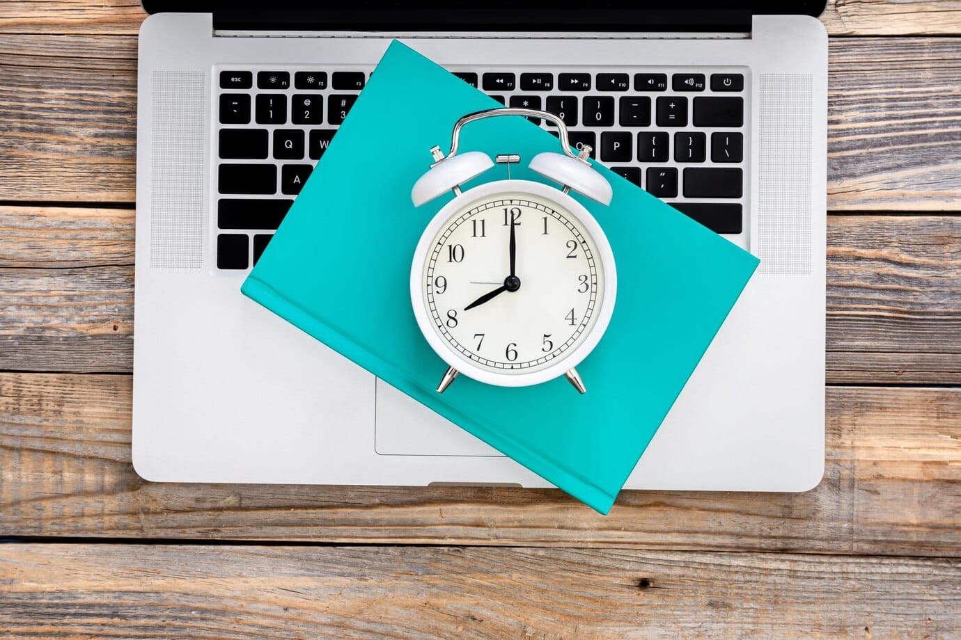 Vækkeur på bærbar computer, der symboliserer effektiv tidsregistrering for overblik.