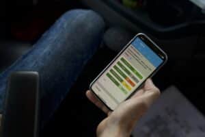 En chauffør holder CustomOffice app'en til tidsregistrering