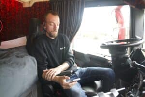 Chauffør ved Karsten V. Olesen bruger CustomOffice i lastbilen til tidsregistrering
