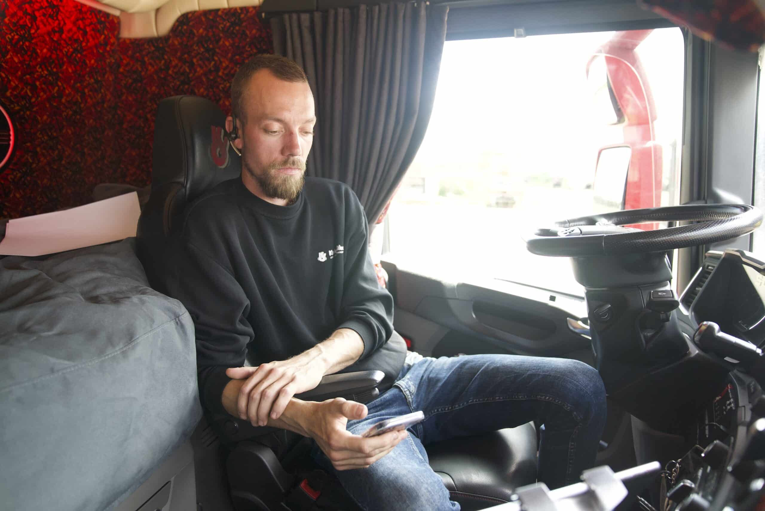 Chauffør ved Karsten V. Olesen bruger CustomOffice i lastbilen til tidsregistrering