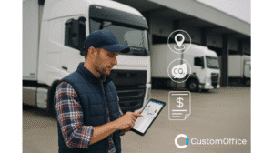 Lastbilchauffør står foran en hvid lastbil med en tablet i hånden, der viser ruteplan. Digitale ikoner for GPS-tracking, CO₂-rapportering og faktura fremhæver digitalisering i vognmandsbranchen.
