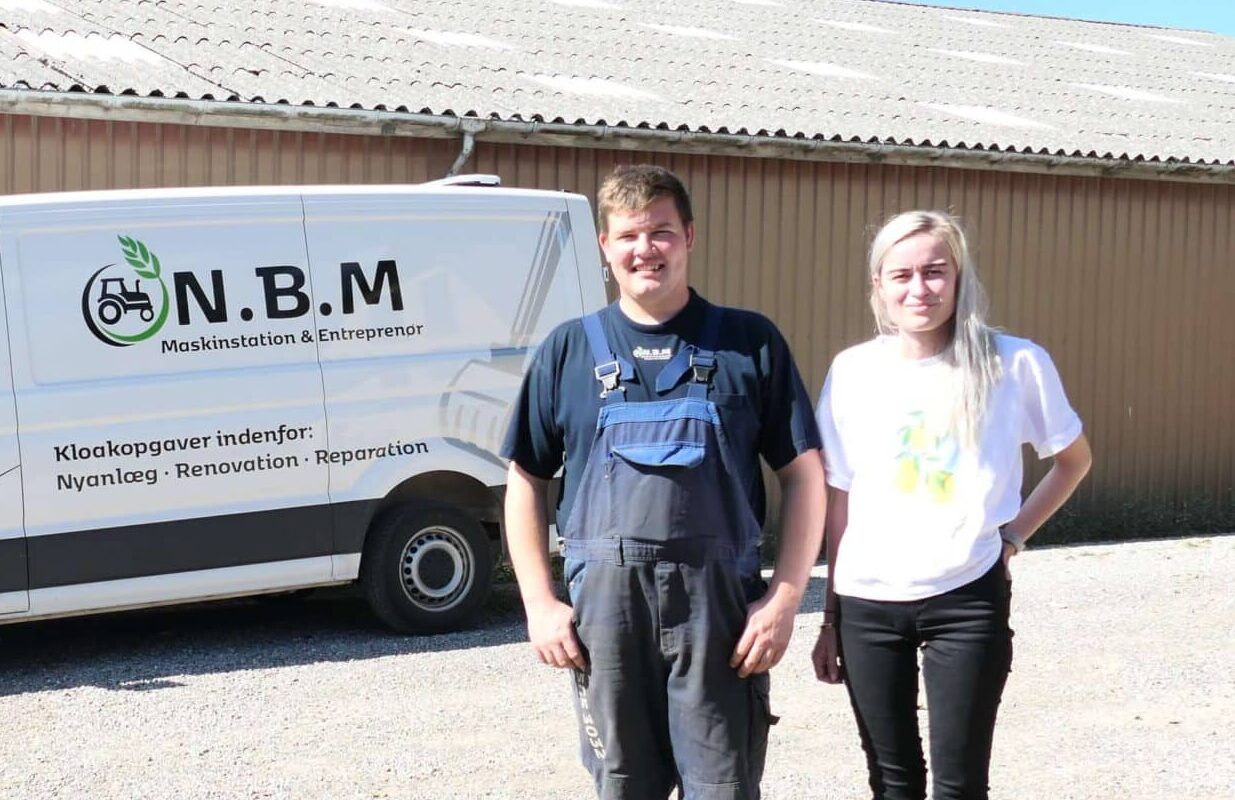 Michelle og Rasmus Bie foran deres varevogn på Niels Bies Maskinstation