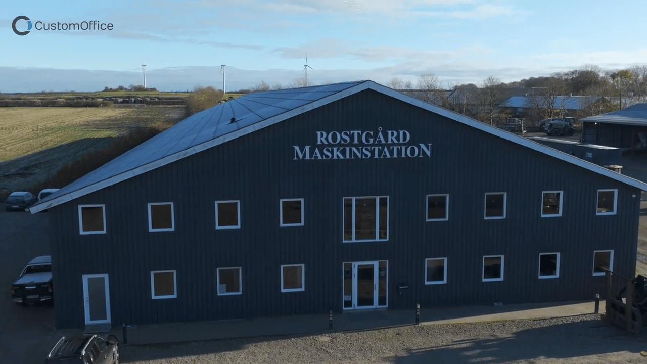 Videoframe fra Rostgård Maskinstation video med CustomOffice logoet