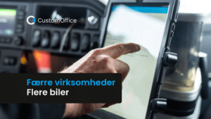 Chauffør trykker på tablet med CustomOffice app i en lastbil til digital tidsregistrering.