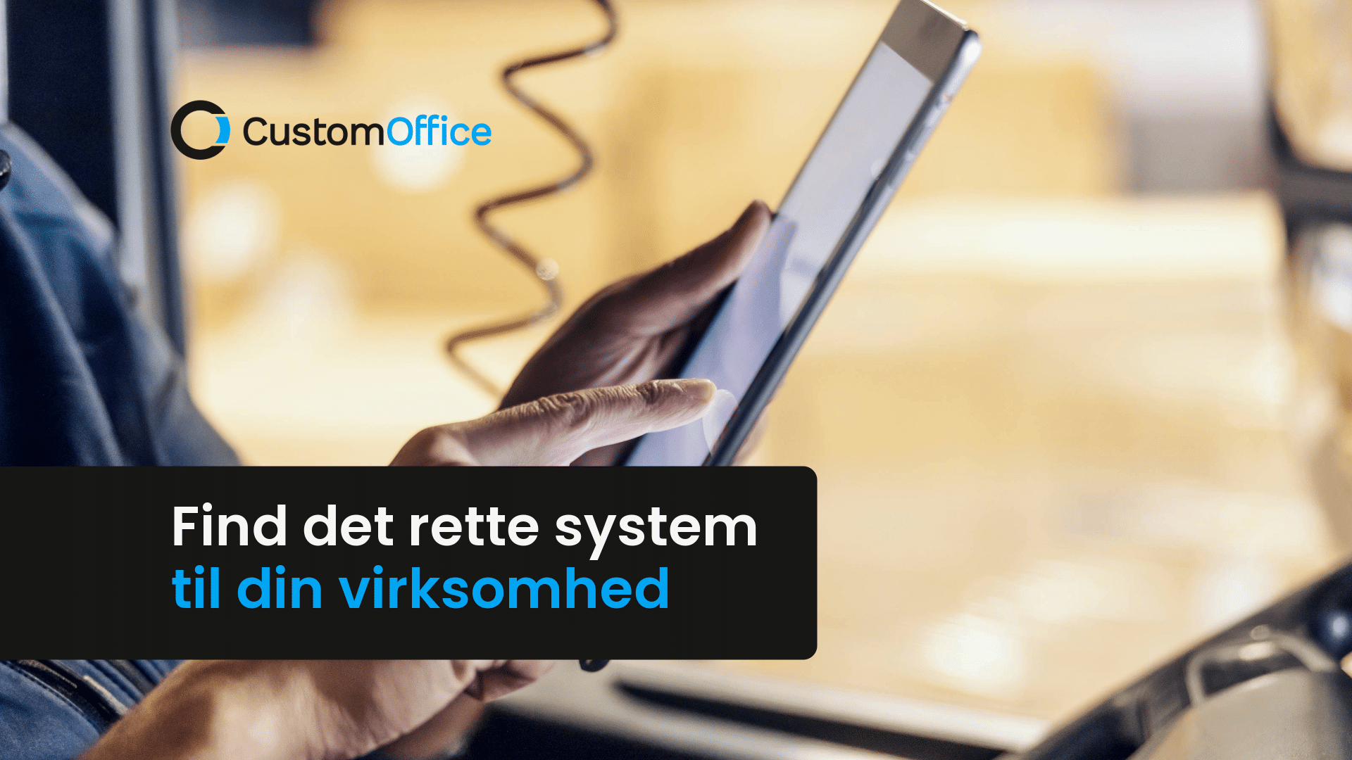 Chauffør sidder med en Ipad i bilen og registrere tid