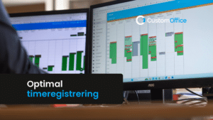 Disponent bruger CustomOffice til digital timeregistrering og vagtplanlægning på computerskærme.