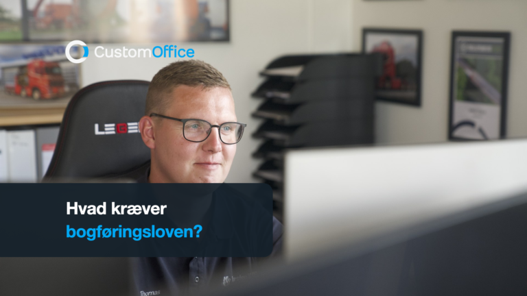 Ejer ved skærmen på kontoret med dokumentbakker og ringbind bagved. Tekst: Hvad kræver bogføringsloven?