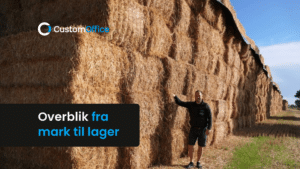Mand står foran en stor stak halmballer på en mark. Øverst ses CustomOffice-logoet, og teksten ‘Overblik fra mark til lager’ står i en sort tekstboks.