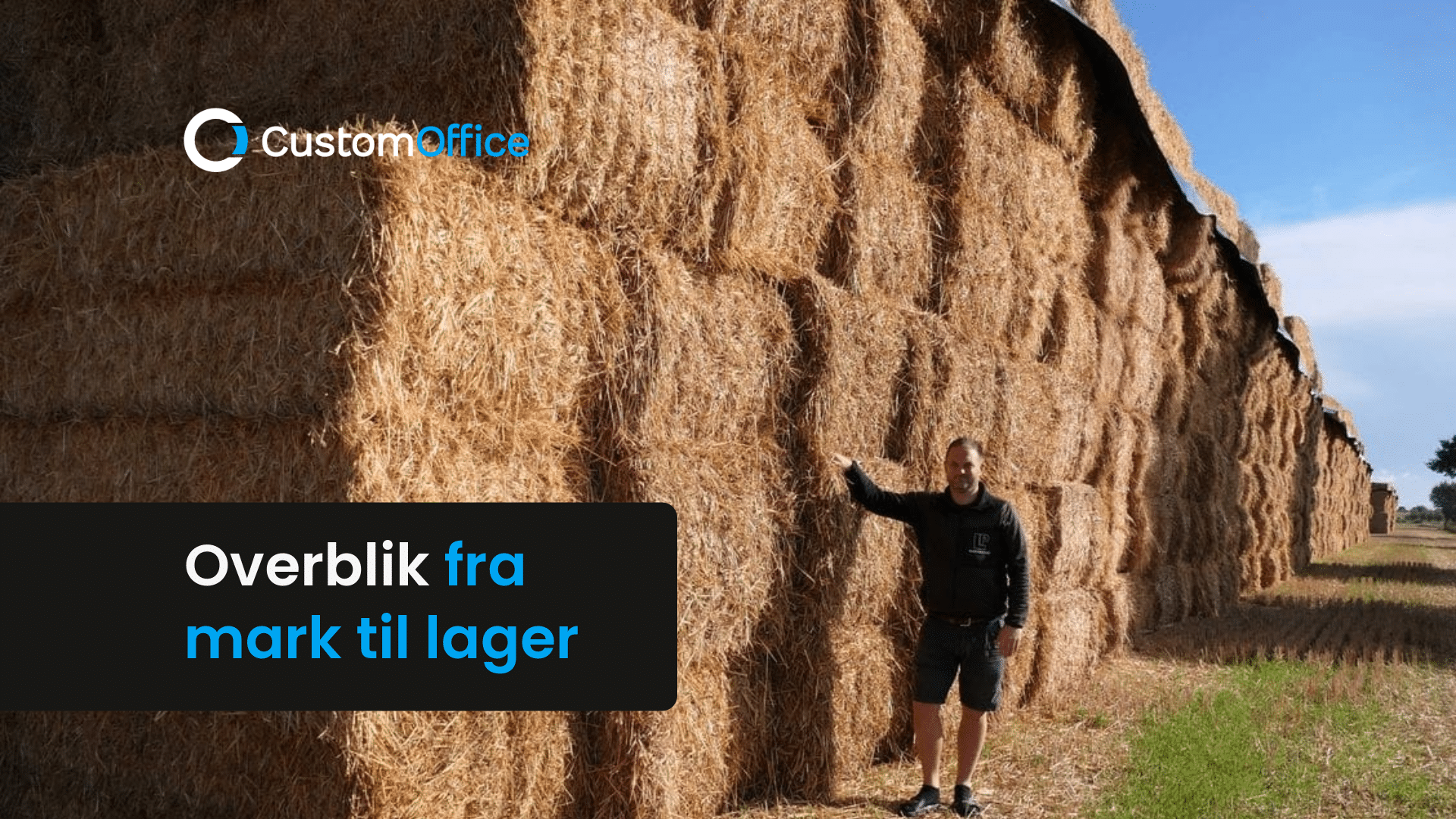 Mand står foran en stor stak halmballer på en mark. Øverst ses CustomOffice-logoet, og teksten ‘Overblik fra mark til lager’ står i en sort tekstboks.