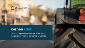 Nærbillede af en traktor på en vej med teksten: “Kernen i det – Fra 2027 reguleres bedriften efter, hvor meget dens marker beregnes at udlede.”