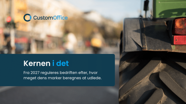 Nærbillede af en traktor på en vej med teksten: “Kernen i det – Fra 2027 reguleres bedriften efter, hvor meget dens marker beregnes at udlede.”